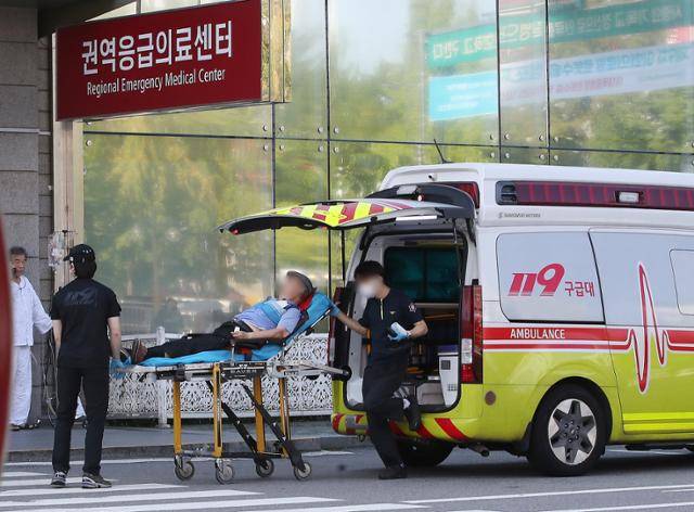 4일 오전 서울 양천구 목동 이대목동병원 권역응급의료센터로 환자가 이송되고 있다. 뉴스1