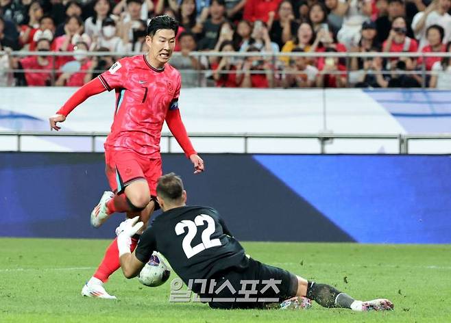 손흥민이 5일 오후 서울 마포구 서울월드컵경기장에서 열린 대한민국과 팔레스타인의 2026 북중미 월드컵 아시아지역 3차 예선에서 후반 단독 드리블을 하다 상대 골키퍼에 막히고 있다. 상암=김민규 기자 mgkim1@edaily.co.kr /2024.09.05/