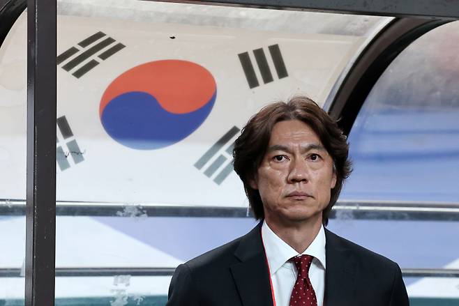 지난 5일 오후 서울월드컵경기장에서 열린 2026 FIFA 북중미 월드컵 3차 예선 대한민국 대 팔레스타인의 경기에서 홍명보 감독이 경기장에 들어서 있다. 사진=연합뉴스 