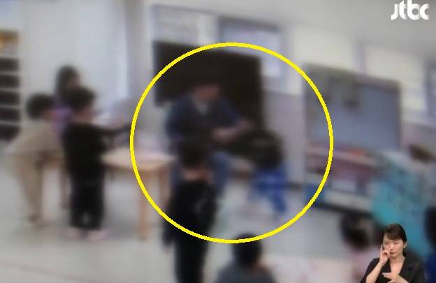 대구 모 유치원에서 여섯 살 아이들을 학대한 혐의를 받는 남성 교사 A씨. JTBC 보도화면 캡처