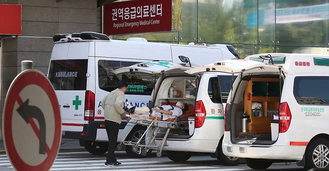 4일 서울 시내 한 대학병원 응급실 앞에 구급차가 줄지어 대기 중인 모습./사진=뉴스1