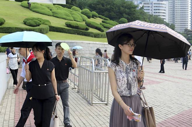 지난달 14일 북한 평양 시민들이 거리를 걷고 있다. [AP]