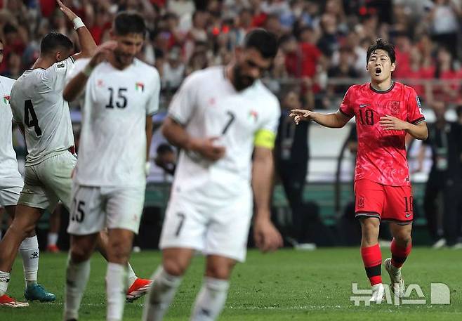 [서울=뉴시스] 정병혁 기자 = 5일 서울 마포구 서울월드컵경기장에서 열린 2026 북중미 월드컵 아시아 지역 3차 예선 B조 1차전 대한민국과 팔레스타인의 경기에서 이강인이 득점을 놓친 뒤 아쉬워하고 있다. 2024.09.05. jhope@newsis.com