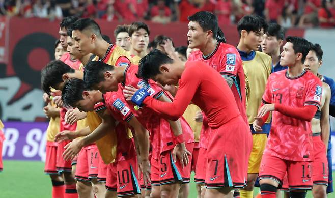 관중들에게 인사하는 김민재. 연합뉴스