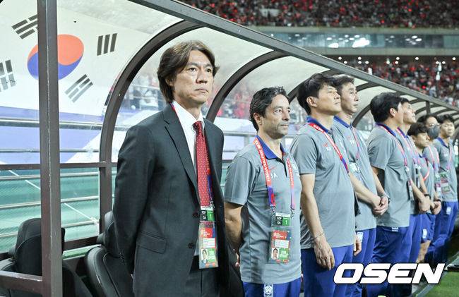 [OSEN=서울월드컵경기장, 박준형 기자]아쉽다, 골대 강타. 손흥민(32, 토트넘)의 결정적인 슈팅이 골대를 강타하면서 한국의 3차 예선 첫 경기는 다음을 기약하게 됐다.홍명보 감독이 이끄는 한국 축구 국가대표팀은 5일 오후 8시 서울월드컵경기장에서 열린 팔레스타인과 2026 국제축구연맹(FIFA) 북중미 월드컵 3차 예선 B조&nbsp;1차전을 치러 0-0 무승부를 거뒀다.&nbsp;경기 앞두고 홍명보 감독이 그라운드를 바라보고 있다. 2024.09.05 / soul1014@osen.co.kr