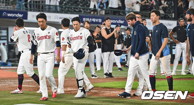 [OSEN=이석우 기자] 롯데 선수들이 패배 후 아쉬워하고 있다.  2024.09.05 / foto0307@osen.co.kr