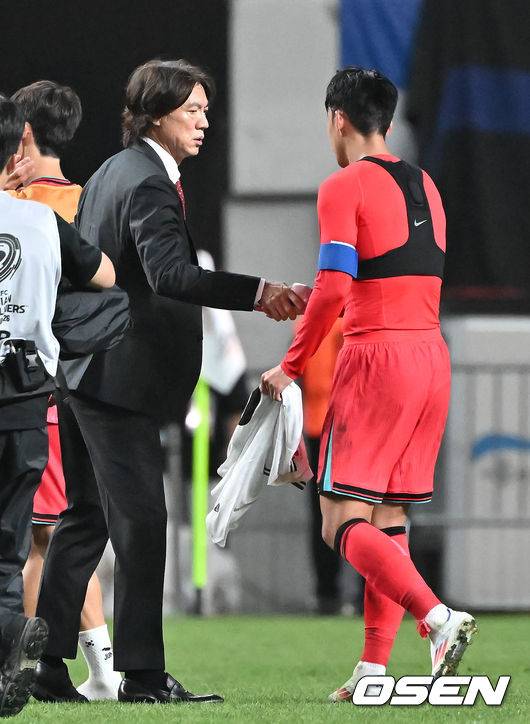 [OSEN=서울월드컵경기장, 박준형 기자]아쉽다, 골대 강타. 손흥민(32, 토트넘)의 결정적인 슈팅이 골대를 강타하면서 한국의 3차 예선 첫 경기는 다음을 기약하게 됐다.홍명보 감독이 이끄는 한국 축구 국가대표팀은 5일 오후 8시 서울월드컵경기장에서 열린 팔레스타인과 2026 국제축구연맹(FIFA) 북중미 월드컵 3차 예선 B조&nbsp;1차전을 치러 0-0 무승부를 거뒀다.&nbsp;경기종료 후 홍명보 감독이 손흥민과 악수를 하고 있다.  2024.09.04 / soul1014@osen.co.kr