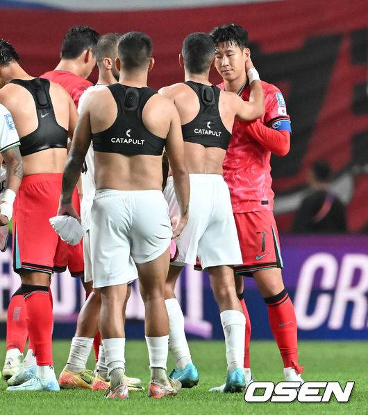 [OSEN=서울월드컵경기장, 박준형 기자]아쉽다, 골대 강타. 손흥민(32, 토트넘)의 결정적인 슈팅이 골대를 강타하면서 한국의 3차 예선 첫 경기는 다음을 기약하게 됐다.홍명보 감독이 이끄는 한국 축구 국가대표팀은 5일 오후 8시 서울월드컵경기장에서 열린 팔레스타인과 2026 국제축구연맹(FIFA) 북중미 월드컵 3차 예선 B조&nbsp;1차전을 치러 0-0 무승부를 거뒀다.&nbsp;경기종료 후 팔레스타인 선수들이 손흥민을 다독이고 있다.  2024.09.04 / soul1014@osen.co.kr