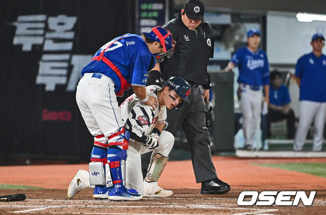 [OSEN=부산, 이석우 기자] 6일 부산 사직야구장에서 2024 신한 SOL 뱅크 KBO 리그 롯데 자이언츠와 삼성 라이온즈의 경기가 열렸다. 홈팀 롯데는 김진욱이 선발 출전하고 삼성은 육선엽이 선발 출전했다.롯데 자이언츠 윤동희가 2회말 삼성 라이온즈 육선엽의 투구에 맞아 통증을 호소하고 있다. 2024.09.06 / foto0307@osen.co.kr