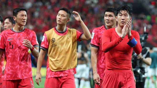 아쉬워하는 대한민국 축구 대표팀 선수들