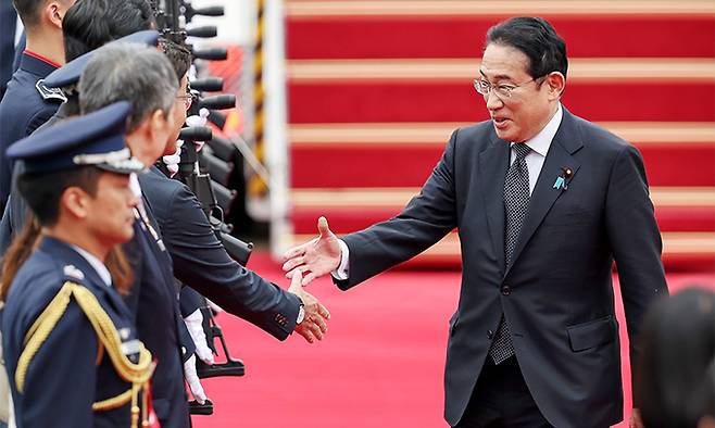 기시다 후미오 일본 총리가 6일 경기 성남 서울공항을 통해 방한해 우리 정부 관계자와 악수를 나누고 있다. 이번 회담은 한일관계 정상화를 달성한 윤 대통령과 기시다 총리의 마지막 셔틀외교가 될 것으로 전망된다. 뉴스1