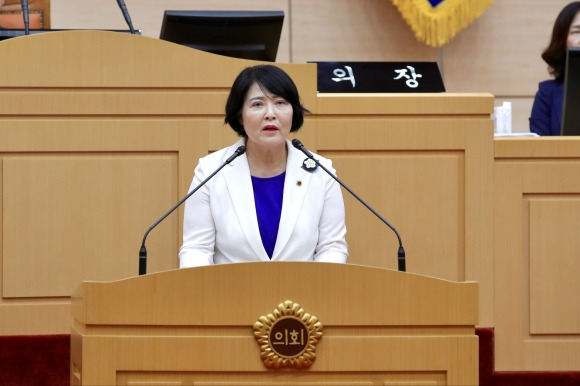 윤명희 전남도의회 경제관광문화위원장이 도정질문을 통해 “국제수묵비엔날레 직원은 모두 파견직원들로 구성된다”며 대책 마련을 요구하고 있다.