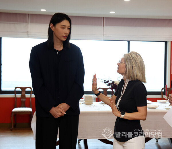 흥국생명 김연경- 에밀리아 가토 주한 이탈리아 대사.