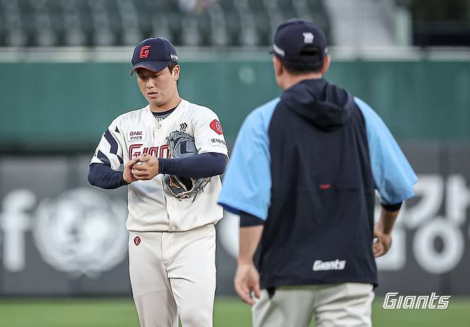 롯데 투수 정현수(왼쪽)는 5일 사직구장에서 열린 '2024 신한 SOL Bank KBO 리그' KT와 팀 간 15차전 맞대결에서 선발 등판했다. 이날 1⅔이닝 3실점으로 부진한 투구를 선보여 데뷔 후 처음으로 패전 투수가 됐다. 롯데 자이언츠