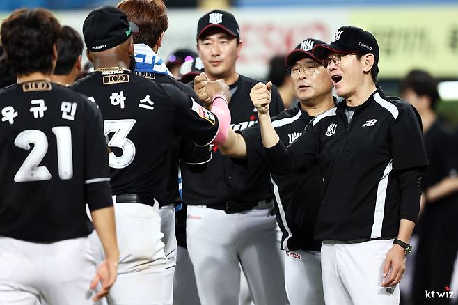 KT는 5일 사직구장에서 열린 '2024 신한 SOL Bank KBO 리그' 롯데와 팀 간 15차전 맞대결에서 12-2로 승리했다. 이날 승리로 두산과 함께 공동 4위로 올라섰다. KT 위즈