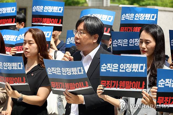 "대전 용산초등학교 교사 사망사건 재수사하라" 대전 용산초등학교 교사 사망사건을 수사해 온 경찰이 학교 관리자와 학부모 모두를 '무혐의 처분'한 것을 놓고, 사망 교사의 유족 측 법률대리인과 대전교사노조 등 교원단체들이 2024년 7월1일 대전경찰청 앞에서 재수사 촉구 기자회견을 열고 있다. 검찰은 이런 요청을 받아들여 현재 재수사를 진행하고 있다. 이 선생님의 1주기 추모제가 2024년 9월6일(금요일) 오후 5시 대전시 교육청 1층 강당에서 열릴 예정이다.
 [연합뉴스 사진]