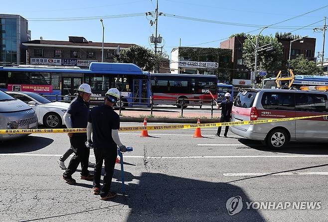 '땅 꺼짐' 사고 현장 인근 도로 침하 (서울=연합뉴스) 임헌정 기자 = 땅 꺼짐(싱크홀) 사고가 발생했던 서울 서대문구 연희동 성산로 인근에서 30일 오전 도로 침하가 발견돼 관계자들이 현장 조사를 하고 있다. 2024.8.30 kane@yna.co.kr