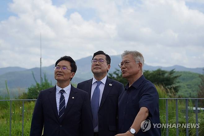 박찬대 대표 직무대행, 문재인 전 대통령 예방 (서울=연합뉴스) 더불어민주당 박찬대 당대표 직무대행 겸 원내대표가 27일 경남 양산 평산마을에서 문재인 전 대통령과 대화하고 있다. 2024.7.27 [더불어민주당 제공. 재판매 및 DB금지] uwg806@yna.co.kr