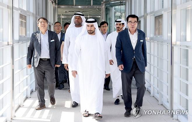 UAE 라스 알카이마 특사단, 보령시청 예방 (서울=연합뉴스) 아랍에미리트(UAE) 토후국 라스 알 카이마의 경제 특사단이 4일 충남 보령시청을 방문해 김동일 보령시장과 함께 시청 관내를 걷고 있다. 라스 알 카이마 국왕의 친동생 셰이크 모하메드 빈 칼리드 알 카시미(앞줄 오른쪽 세번째)이 함께한 특사단은 보령시내 K푸드 기업과 농업기술 교류 등을 협의했다. 2024.9.4 [세계스타트업포럼 제공. 재판매 및 DB 금지] photo@yna.co.kr