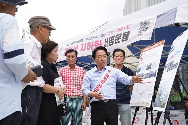 서대문구 '경의선 지하화' 선도사업 지정 추진  이성헌 서대문구청장(오른쪽 두 번째)이 신촌 연세로에서 시민들에게 '경의선 지하화 사업'에 대해 설명하고 있다. [서대문구 제공. 재판매 및 DB 금지]