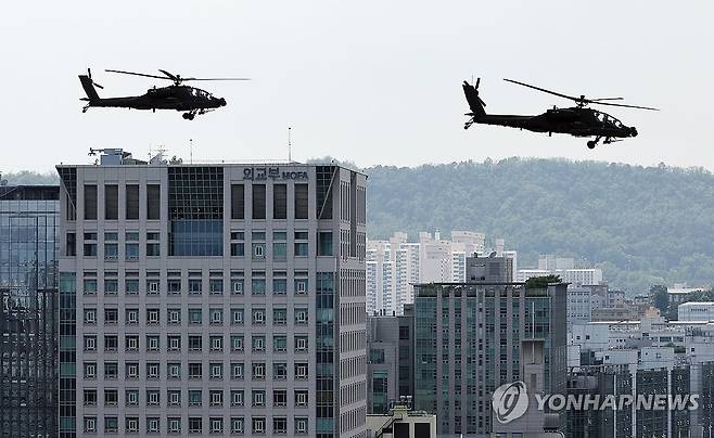 광화문 도심 선회비행하는 육군 아파치 헬기 (서울=연합뉴스) 임헌정 기자 = 육군의 아파치 헬기 편대가 국군의날 행사 예행연습의 일환으로 14일 오후 서울 광화문 도심을 선회비행하고 있다. 2024.8.14 kane@yna.co.kr