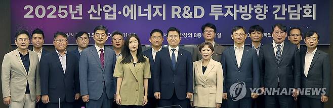 산업·에너지 R&D 투자방향 간담회 (서울=연합뉴스) 박성택 산업통상자원부 1차관이 5일 서울 중구 대한상공회의소에서 열린 산업·에너지 R&D 투자방향 간담회에서 참석자들과 기념 촬영하고 있다. 2024.9.5 [산업통상자원부 제공. 재판매 및 DB 금지] photo@yna.co.kr