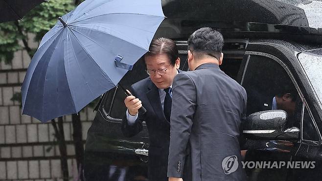 법정 향하는 이재명 대표 (서울=연합뉴스) 김인철 기자 = 더불어민주당 이재명 대표가 6일 오전 서초구 서울중앙지방법원에서 열리는 공직선거법 위반 1심 속행 공판에 출석하기 위해 법정으로 향하고 있다. 2024.9.6 yatoya@yna.co.kr