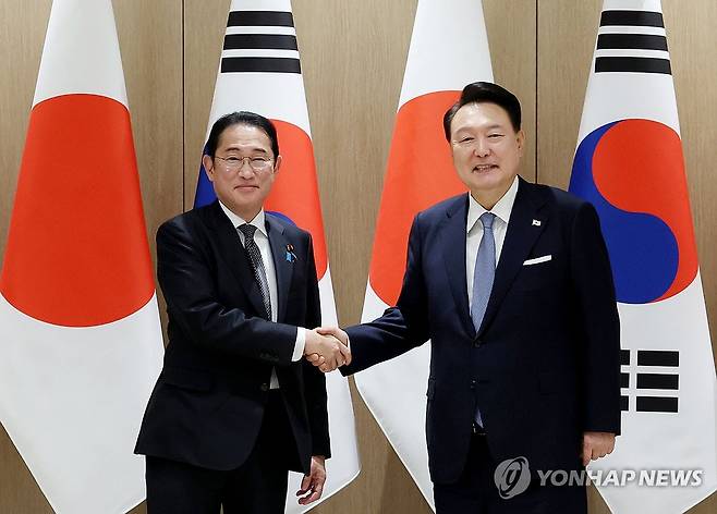 윤석열 대통령, 기시다 후미오 일본 총리와 정상회담 (서울=연합뉴스) 홍해인 기자 = 윤석열 대통령이 6일 서울 용산 대통령실에서 열린 한일 확대 정상회담에서 기시다 후미오 일본 총리와 악수하고 있다. 2024.9.6 [대통령실통신사진기자단] hihong@yna.co.kr