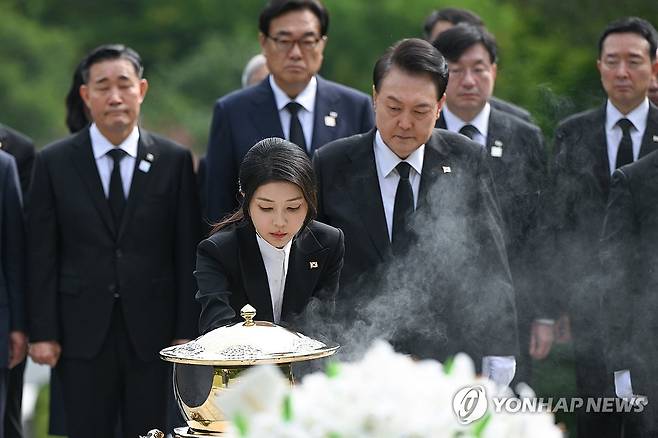 윤석열 대통령 부부, 육영수 여사 서거 50주기 맞아 묘역에 헌화 분향 (서울=연합뉴스) 진성철 기자 = 윤석열 대통령과 부인 김건희 여사가 15일 육영수 여사 서거 50주기를 맞아 서울 동작구 국립서울현충원 내 육영수 여사 묘역을 찾아 헌화와 분향을 하고 있다. 2024.8.15  [대통령실 제공. 재판매 및 DB 금지] zjin@yna.co.kr