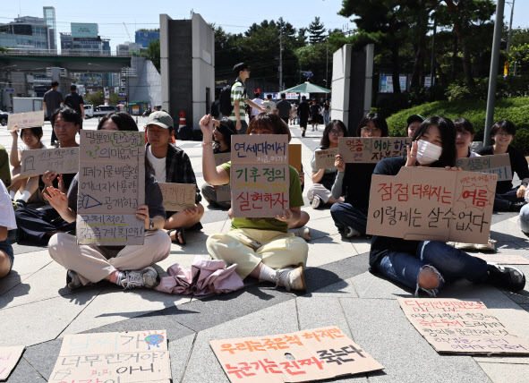 4일 오전 서울 연세대학교에서 열린 ‘907 기후정의행진 다이-인 퍼포먼스’에서 907기후정의행진 대학참가단원등 참가자들이 관련 구호를 외치고 있다. (사진=연합뉴스)