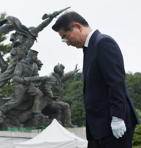 김용현 신임 국방부 장관이 6일 오후 서울 동작구 국립서울현충원 현충탑을 찾아 참배하고 있다.(사진=연합뉴스)