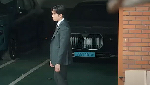 tvN 드라마 ‘손해보기 싫어서’에 출연하는 배우 이상이(왼쪽)와 BMW i7. (사진=유튜브 ‘tvN 드라마’ 채널 캡쳐)