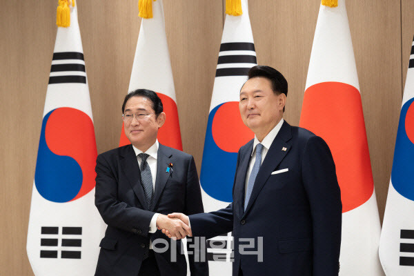 윤석열 대통령이 6일 오후 서울 용산 대통령실에서 한-일 정상회담을 위해 한국을 방문한 기시다 후미오 일본 총리와 악수를 하고 있다.(제공=대통령실사진기자단)