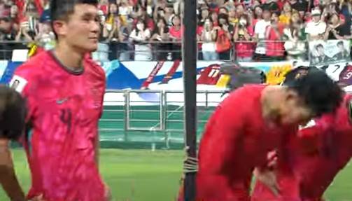 5일 경기 종료 후 홈 응원석을 향해 허리를 숙이며 인사하는 손흥민(오른쪽)을 비롯한 선수들과 달리 가만히 팬들을 지켜보는 김민재(왼쪽)