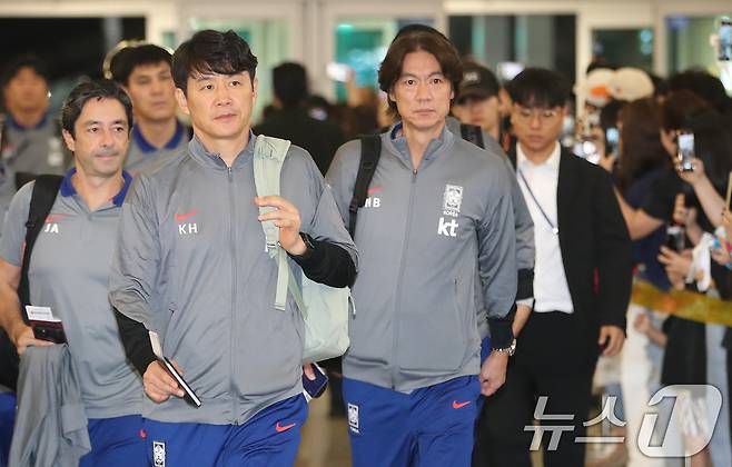 홍명보 대한민국 축구대표팀 감독을 비롯한 코칭 스태프가 6일 인천국제공항 제1터미널을 통해 오만으로 출국하고 있다. 대한민국 축구대표팀은 오는 10일 오후 11시 오만과 2026 국제축구연맹(FIFA) 북중미 월드컵 아시아지역 3차 예선 B조 조별리그 2차전을 갖는다. 2024.9.6/뉴스1 ⓒ News1 임세영 기자