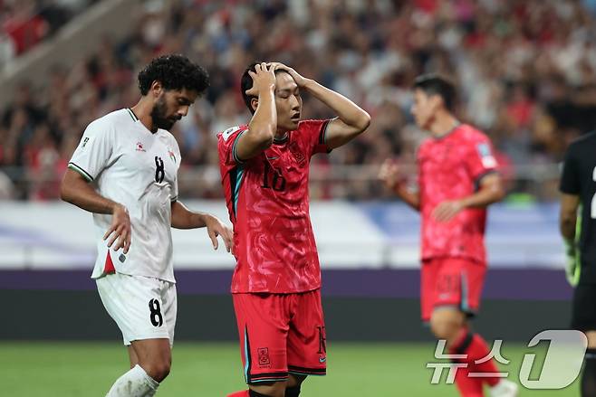 5일 오후 서울 마포구 서울월드컵경기장에서 열린 2026 국제축구연맹(FIFA) 북중미 월드컵 아시아 3차 예선 B조 1차전 대한민국과 팔레스타인의 경기, 골 기회를 놓친 대한민국 이강인이 아쉬워 하고 있다. 2024.9.5/뉴스1 ⓒ News1 박지혜 기자