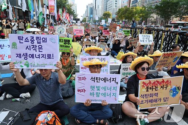 7일 오후 서울 강남구 신논현역 인근 강남대로에서 열린 907 기후정의행진에서 참가자들이 구호를 외치고 있다. 2024.9.7/뉴스1 ⓒ News1 이재명 기자