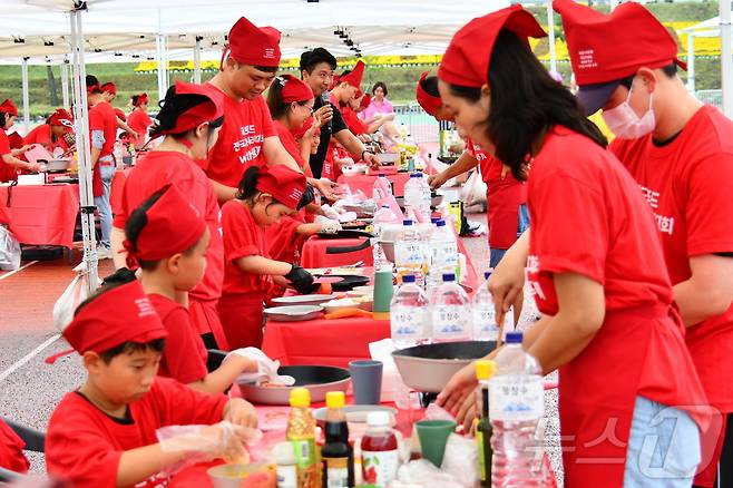 7일 장수 레드푸드 페스티벌 축제 모습. '빨간 맛으로의 초대'를 주제로 펼쳐지는 축제는 오는 8일까지 이어진다. (장수군 제공) 2024.9.7/뉴스1