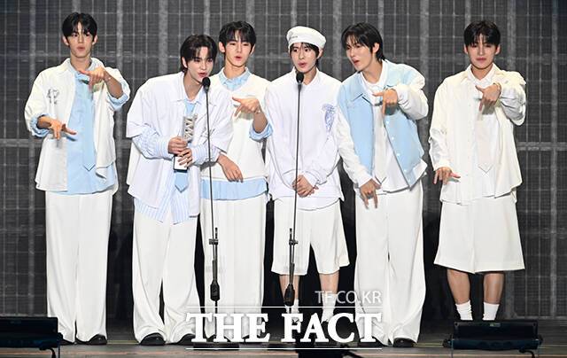 <더팩트>가 주최하고 팬앤스타와 필링바이브(FEELINGVIVE)가 주관하는 '2024 더팩트 뮤직 어워즈(2024 THE FACT MUSIC AWARDS, TMA)'가 7일 오후 일본 오사카 '교세라 돔 오사카'에서 열린 가운데 '올해의 아티스트상'을 받은 그룹 투어스(TWS)가 소감을 밝히고 있다. /교세라 돔 오사카=박헌우 기자