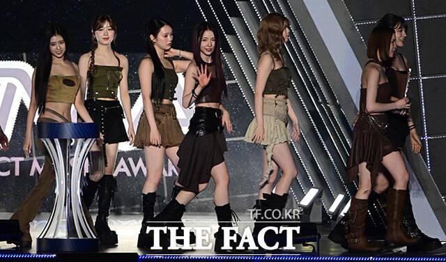 <더팩트>가 주최하고 팬앤스타와 필링바이브(FEELINGVIVE)가 주관하는 '2024 더팩트 뮤직 어워즈(2024 THE FACT MUSIC AWARDS, TMA)'가 7일 오후 일본 오사카 '교세라 돔 오사카'에서 열린 가운데 '올해의 아티스트'를 수상한 그룹 니쥬가 입장하고 있다. /교세라 돔 오사카=남윤호 기자