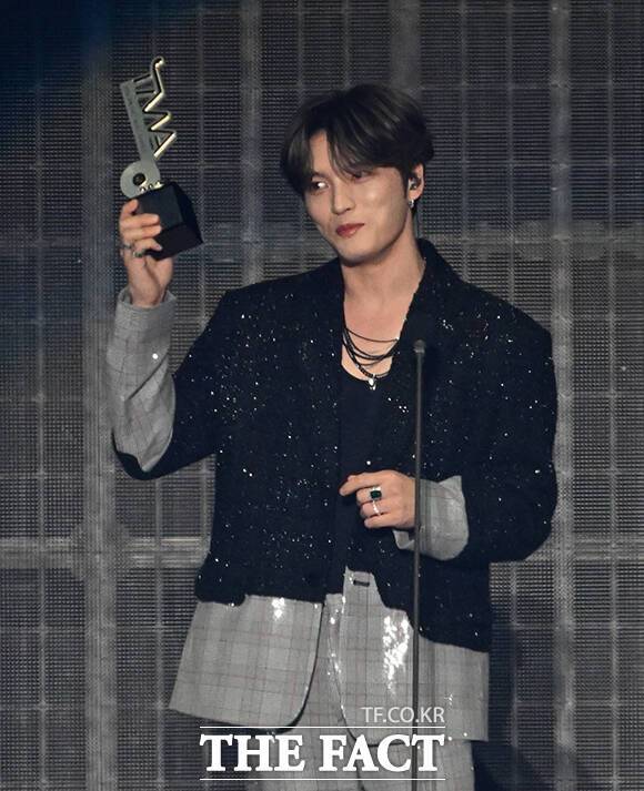 올해로 데뷔 20주년을 맞이한 김재중은 '2024 더팩트 뮤직 어워즈'에 출격해 올해의 아티스트와 핫 스테이지 오브 더 이어를 수상했다. /박헌우 기자