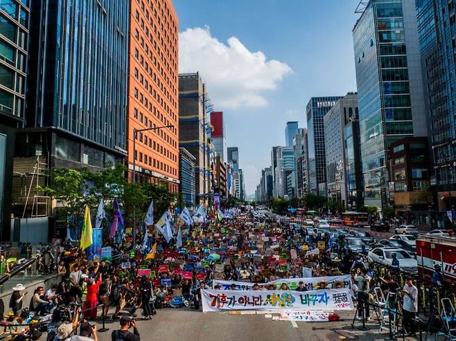 7일 오후 서울 강남대로 일대에서 열린 '기후정의행진'에서 집회 참가자들이 관련 구호를 외치고 있다. [사진출처=연합뉴스]