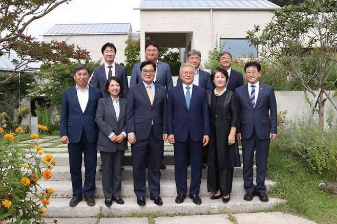 우원식 국회의장이 7일 경남 양산 평산마을에서 문재인 전 대통령을 만나 기념촬영 하고 있다. [사진출처=연합뉴스]