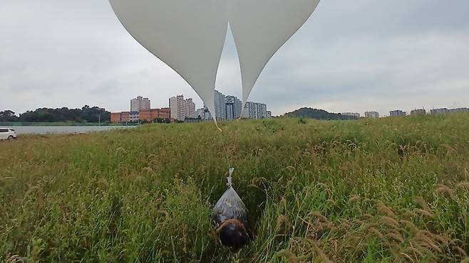 6일 오전 7시 2분쯤 인천시 계양구 한 아파트 인근에 북한이 날려 보낸 쓰레기 풍선이 내려 앉아 있다./인천소방본부