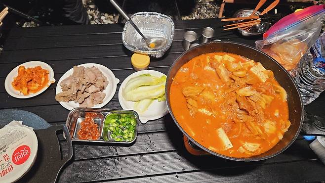 20240906_200206.jpg 캠핑 1일차) 저녁은 보쌈수육과 김치찌개