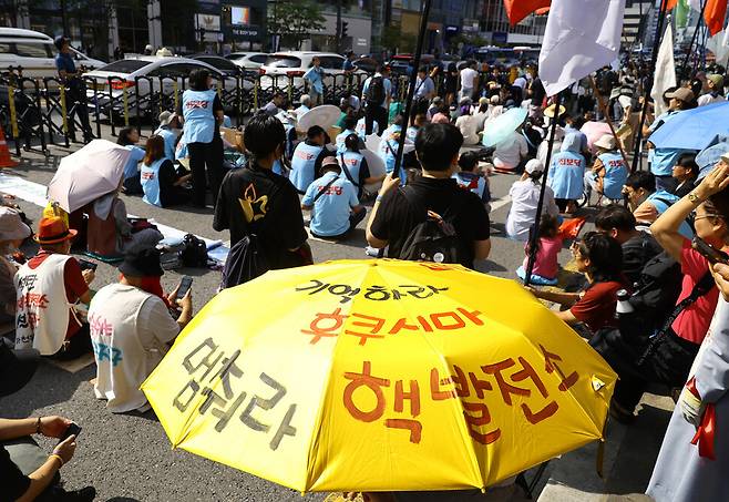 전국 611개 환경 시민 노동 종교 단체 등이 참여한 가운데 \"기후가 아니라 세상을 바꾸자\"라는 주제로 7일 오후 서울 강남역 일대에서 열린 `907 기후 정의행진\'에서 참가자들이 각자 환경과 기후변화의 심각성을 알리는 구호를 외치며 행진하고 있다. 윤운식 선임기자 yws@hani.co.kr