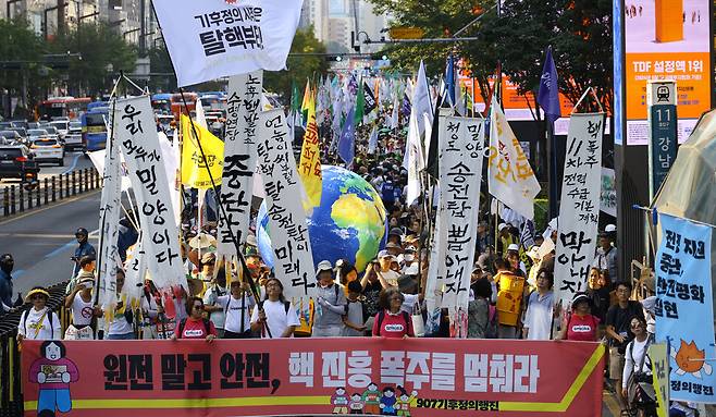 전국 611개 환경 시민 노동 종교 단체 등이 참여한 가운데 \"기후가 아니라 세상을 바꾸지\"라는 주제로 7일 오후 서울 강남역 일대에서 열린 `907 기후 정의행진\'에서 참가자들이 각자 환경과 기후변화의 심각성을 알리는 구호를 외치며 행진하고 있다. 윤운식 선임기자 yws@hani.co.kr