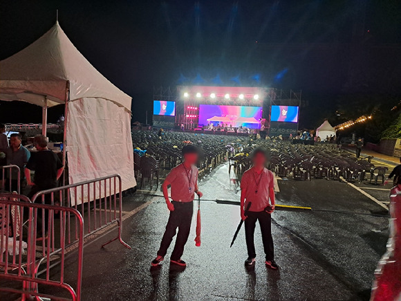 6일 오후 충북 제천시 청풍면 청풍랜드에서 제천국제음악영화제 공연 중 폭죽 여러발이 관객을 덮쳐 16명이 다쳤다. [사진=제천소방서]