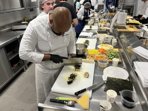 한식 조리교육 행사에서 한 참가자가 김밥을 만드는 모습. 사진 대한장애인체육회