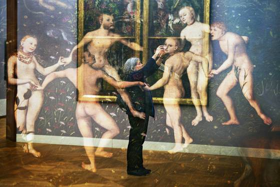 제8회 부산국제사진제 주제전 ‘한여름 밤의 꿈’에선 영상, 설치, 디지털 등 다양한 시각적 언어를 활용해 작가 개인의 기억과 서사를 감각적으로 풀어낸 작품들이 소개됐다. 안드레스 베르테임의 ‘미술관의 유령들’ 시리즈. [사진 부산국제사진제]